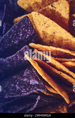 Lila und gelbe Tortilla Chips aus nächster Nähe Stockfoto