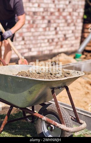 Schubkarre voll von Beton Stockfoto