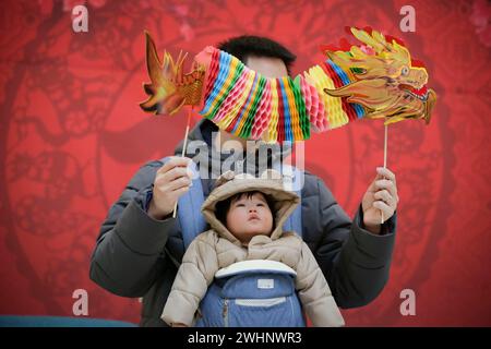 Richmond, Kanada. Februar 2024. Ein Baby schaut sich einen Papierdrachen an, in einem Einkaufszentrum in Richmond, British Columbia, Kanada, am 10. Februar 2024. Quelle: Liang Sen/Xinhua/Alamy Live News Stockfoto