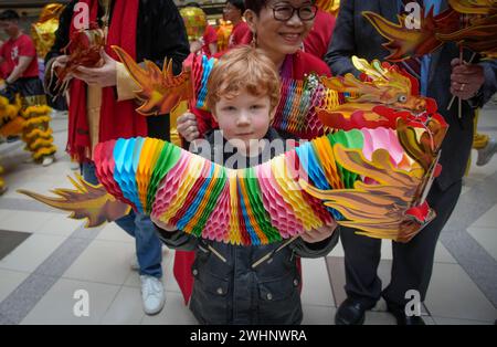 Richmond, Kanada. Februar 2024. Ein Junge präsentiert einen Papierdrachen in einem Einkaufszentrum, um das chinesische Neujahrsfest am 10. Februar 2024 in Richmond, British Columbia, Kanada, zu feiern. Quelle: Liang Sen/Xinhua/Alamy Live News Stockfoto
