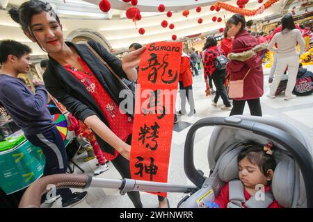 Richmond, Kanada. Februar 2024. Ein Bewohner präsentiert eine chinesische Kalligrafie in einem Einkaufszentrum, um das chinesische Neujahrsfest am 10. Februar 2024 in Richmond, British Columbia, Kanada, zu feiern. Quelle: Liang Sen/Xinhua/Alamy Live News Stockfoto