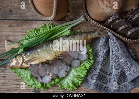 Stillleben mit geräuchertem Fisch und Bier Stockfoto