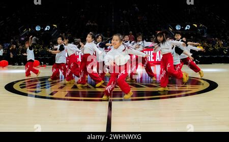 San Francisco, USA. Februar 2024. Die Kinder feiern das chinesische Neujahr vor dem regulären NBA-Spiel zwischen den Golden State Warriors und den Phoenix Suns am 10. Februar 2024 in San Francisco, USA. Quelle: Arthur Dong/Xinhua/Alamy Live News Stockfoto