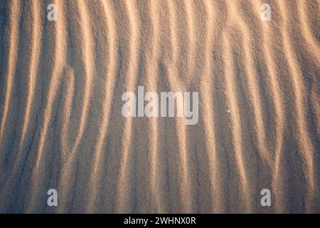 Sandstruktur am Strand am Abend Stockfoto