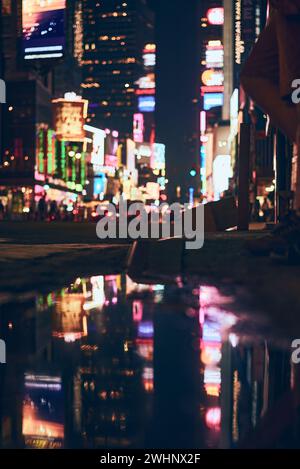 Verschwommene Lichter am Times Square in New York City bei Nacht Stockfoto