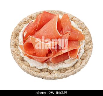 Puffreiskuchen mit Frischkäse und geräuchertem Schinken isoliert auf weißem Hintergrund, Draufsicht Stockfoto