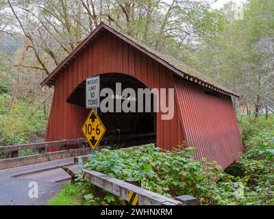 Die überdachte Brücke über den North Fork des Yachats River bei Yachats, Oregon, USA Stockfoto