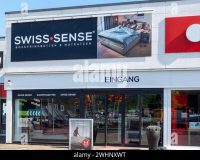 Mulheim-Karlich, Deutschland - 18. Mai 2023: Fassade des örtlichen Schweizer Sense-Stores. Swiss Sense ist ein niederländischer Hersteller von Betten und Matratzen mit fast 100 Jahren Stockfoto