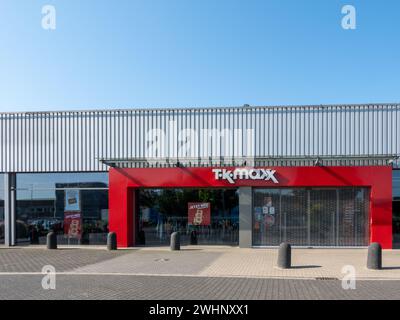 Mülheim-Kärlich, Deutschland - 18. Mai 2023: Eingang und Fassade des örtlichen TK Maxx-Geschäfts. TK Maxx ist eine Tochtergesellschaft der amerikanischen Bekleidungsindustrie Stockfoto