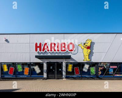 Mulheim-Karlich, Deutschland - 18. Mai 2023: Eingang und Fassade des Haribo Outlet Stores mit dem berühmten gelben Haribo Bären. Haribo ist ein deutscher Confec Stockfoto
