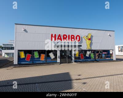 Mulheim-Karlich, Deutschland - 18. Mai 2023: Eingang und Fassade des Haribo Outlet Stores mit dem berühmten gelben Haribo Bären. Haribo ist ein deutscher Confec Stockfoto
