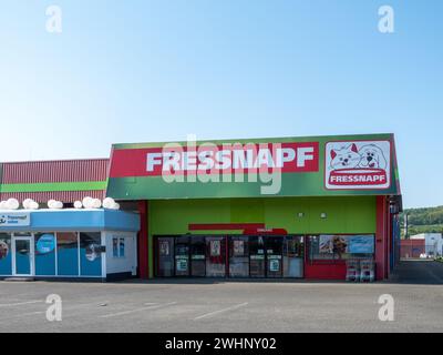 Mülheim-Kärlich, Deutschland - 18. Mai 2023: Eingang und Fassade eines Fressnapf-Geschäfts. Fressnapf ist eine deutsche Tiernahrungskette. Stockfoto