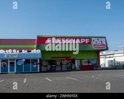 Mülheim-Kärlich, Deutschland - 18. Mai 2023: Eingang und Fassade eines Fressnapf-Geschäfts. Fressnapf ist eine deutsche Tiernahrungskette. Stockfoto