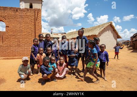 Vohitsaoka, Ambalavao, Madagaskar - November 17. 2022: Gruppe glücklicher madagassischer Schulkinder vor der Schule. Scho Stockfoto