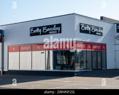 Mulheim-Karlich, Deutschland - 18. Mai 2023: Fassade des örtlichen Betty Barclay Outlet Store. Betty Barclay ist ein Bekleidungsunternehmen, das weibliche Kleidung verkauft Stockfoto