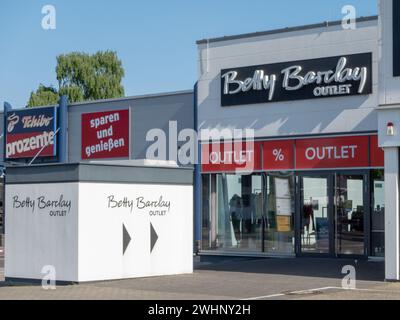 Mulheim-Karlich, Deutschland - 18. Mai 2023: Fassade des örtlichen Betty Barclay Outlet Store. Betty Barclay ist ein Bekleidungsunternehmen, das weibliche Kleidung verkauft Stockfoto
