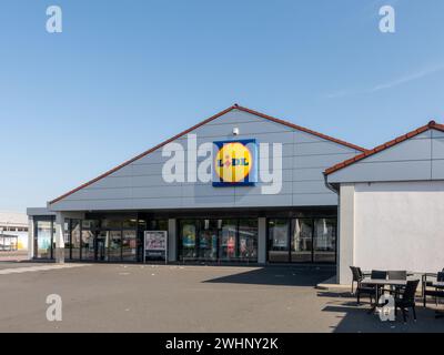 Mülheim-Kärlich, Deutschland - 18. Mai 2023: Eingang und Fassade eines LIDL-Ladens. Lidl ist eine deutsche internationale Discount-Einzelhandelskette. Stockfoto