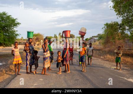 Eine Gruppe von Frauen mit einem Container auf dem Kopf, ein häufiger Anblick in diesem ländlichen äthiopischen Dorf Stockfoto