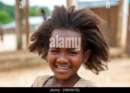 Kleines süßes madagassisches Mädchen mit langen Haaren, kleine Tänzerin bei der Feier im Dorf Bekopaka, Region Melaky, Madagaskar. Stockfoto