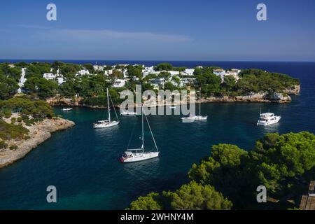 Enbarcaciones de recreo en Cala Ferrera Stockfoto