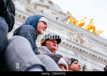 Minneapolis, Minnesota, USA. Februar 2024. Zuschauer beim Red Bull Heavy Metal auf den Stufen des Minnesota State Capitol Building in St. Paul, MN am 10. Februar 2024. (Kreditbild: © Steven Garcia/ZUMA Press Wire) NUR REDAKTIONELLE VERWENDUNG! Nicht für kommerzielle ZWECKE! Stockfoto