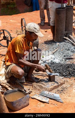 Das madagassische Ehepaar betreibt ein Schmiedegeschäft in Mandoto, Madagaskar Stockfoto