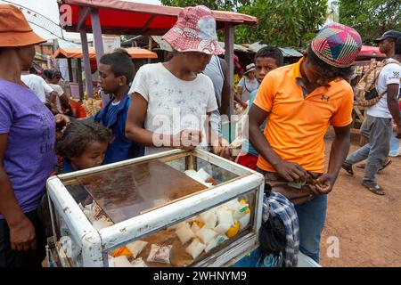 Man verkauft Milchprodukte aus einem einfachen Kühlkoffer auf der Straße von Mandoto. Stockfoto