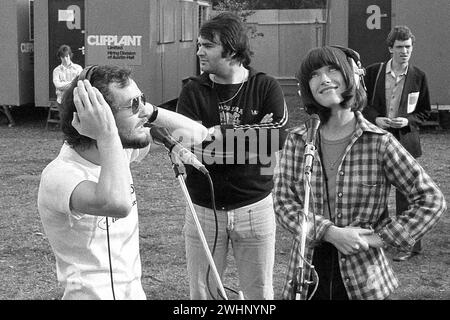 Kiki Dee mit DJ Kenny Everett, bevor er 9/1976 beim Queen Hyde Park Konzert vorspielte Stockfoto