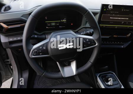 Mioveni, Rumänien - 7. Februar 2024: Innenausstattung des neuen Modells Dacia Duster 2024. Stockfoto