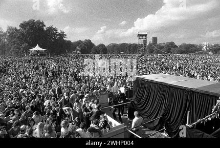 Kiki Dee mit DJ Kenny Everett, bevor er 9/1976 beim Queen Hyde Park Konzert vorspielte Stockfoto