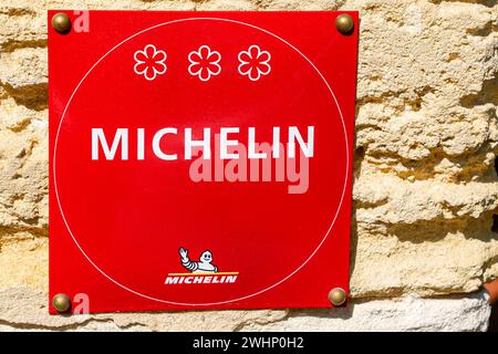 Bordeaux , Frankreich - 02 07 2024 : Michelin drei Sterne Restaurant Logo und Text Marke der Führer Bücher für guten Ort mit gutem Essen veröffentlicht Stockfoto