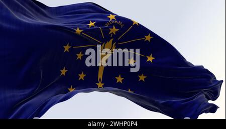 Nahaufnahme der Flagge des Bundesstaates Indiana, die an einem klaren Tag im Wind winkt Stockfoto