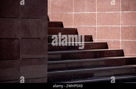 Die Stufen einer leeren Steintreppe aus Granit aus nächster Nähe Stockfoto