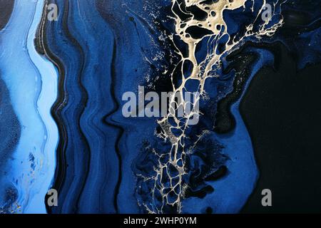 Dunkelblaue Wellen im abstrakten Ozean und goldene Inklusion. Flüssiges Acrylkunstwerk mit Fluss und Spritzwasser. Hintergrund mit Marmoreffekt oder Stockfoto