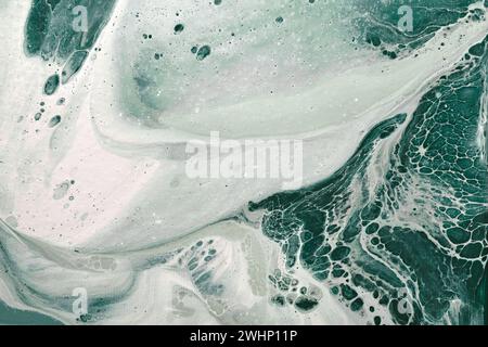 Acrylflüssigkeit Art.. Mischung aus weißem und türkisfarbenem Schaumstoff. Abstrakter Steinhintergrund oder Textur. Farbfluss auf Leinwand Stockfoto