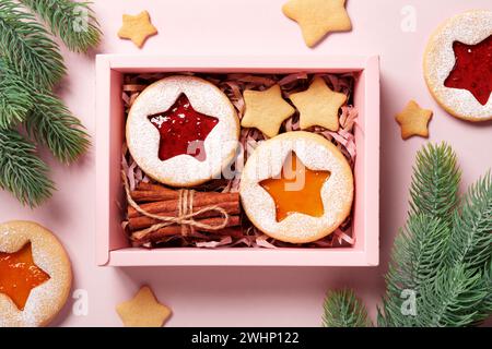 ECO Christmas Geschenkbox mit linzer-Keksen und Zimt. DIY Sustainable Präsent Stockfoto