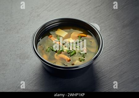 Traditionelle japanische Miso-Suppe mit Pilzen in einer Plastikschale Stockfoto