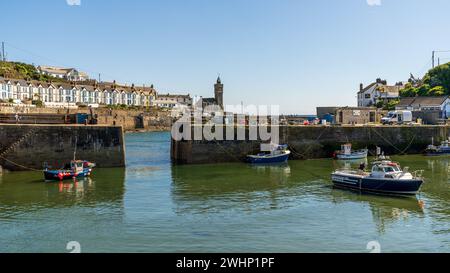 Porthleven, Cornwall, England, Großbritannien - 2. Juni 2022: Schiffe im Hafen an einem klaren Tag Stockfoto