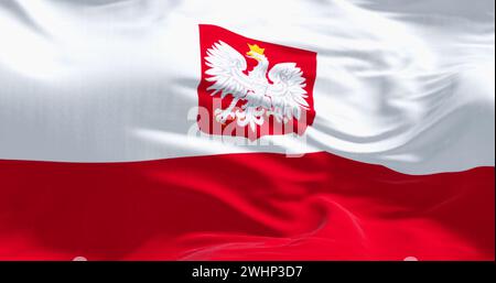Nahaufnahme der polnischen Nationalflagge, die im Wind winkt Stockfoto