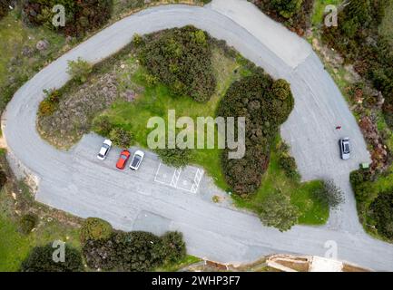 Drone-Draufsicht auf den Parkplatz. Fahrzeuge, die in einer Reihe auf dem Straßenpark im Freien geparkt werden Stockfoto