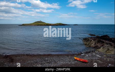 Felsküste aus Bellycotton mit Leuchtturm für die Meeressicherheit in Irland. Stockfoto