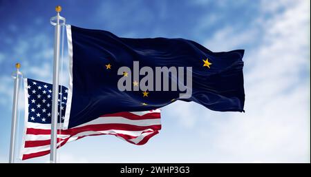 Alaska-Staatsflagge winkt im Wind mit der Nationalflagge der Vereinigten Staaten Stockfoto