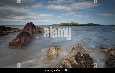 Felsküste aus Bellycotton mit Leuchtturm für die Meeressicherheit in Irland. Stockfoto