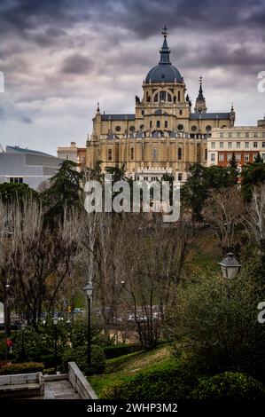 Blick auf die Kathedrale von Almudena, Madrid, Spanien. Februar 2022 Stockfoto