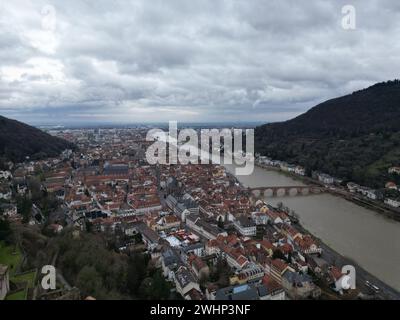 Aus der Vogelperspektive von Heidelberg und dem Fluss, der durch eine Drohne fließt. Stockfoto