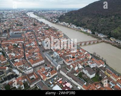 Aus der Vogelperspektive von Heidelberg und dem Fluss, der durch eine Drohne fließt. Stockfoto