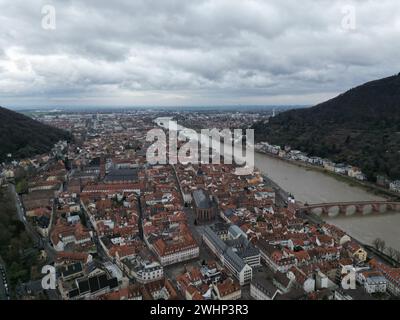 Aus der Vogelperspektive von Heidelberg und dem Fluss, der durch eine Drohne fließt. Stockfoto