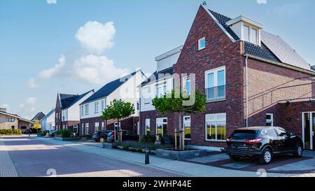 Niederländisches Vorstadtgebiet mit modernen Einfamilienhäusern, neugebauter Moder Stockfoto