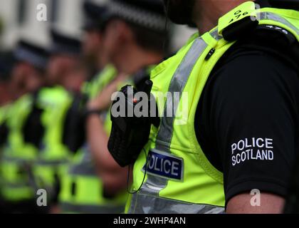 Aktenfoto vom 06/16 der Polizei Schottlands bei einer Demonstration in Glasgow. Die psychische Abwesenheit bei Polizeibeamten stieg innerhalb von vier Jahren um fast 70 %, da die Zahl der Polizeibeamten auf den niedrigsten Stand seit 2008 fiel, warnte Scottish Labour. Ausgabedatum: Sonntag, 11. Februar 2024. Stockfoto