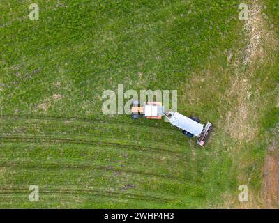 Luftaufnahme des Traktors, Mähdrescherbearbeitungsfeld. Drohnenaufnahme. Bild mit Platz für Text. Ackerland von oben Stockfoto